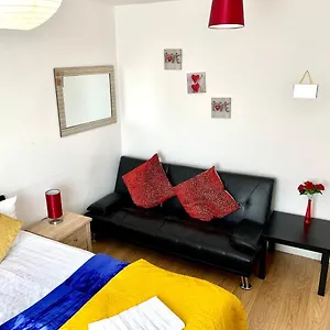 Apartment, Private Bathroom And Parking Ilford