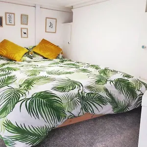  Apartment Cute & Cosy Loft-style Studio Close To Beach