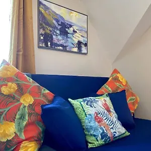  Apartment Beachside Bliss: Stylish Near