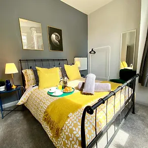  Apartment Beachside Bliss: Trendy Near